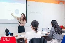 A student confidently presenting a thesis