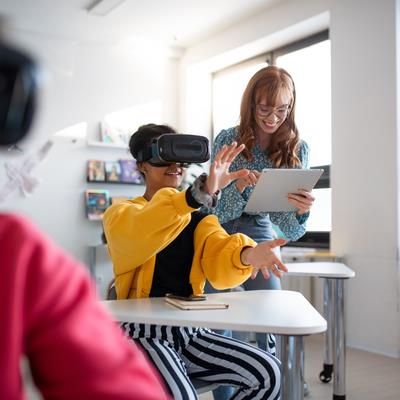 student using VR in theoretical research